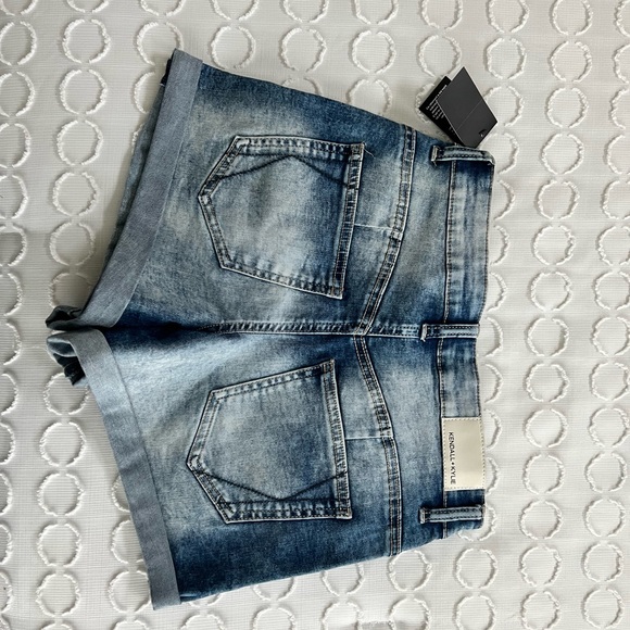 💗NWT Kendall & Kylie Denim Shorts💗 - Picture 2 of 3